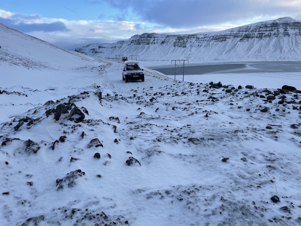 Gravelweg in IJsland in de winter
