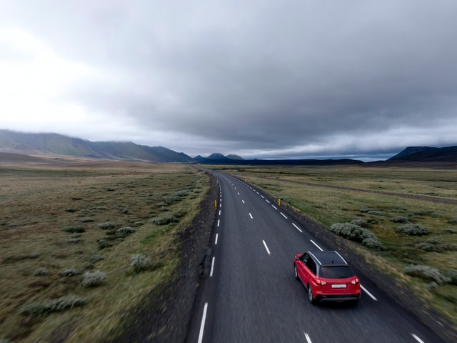 Wat is de minimale leeftijd om een auto te huren in IJsland